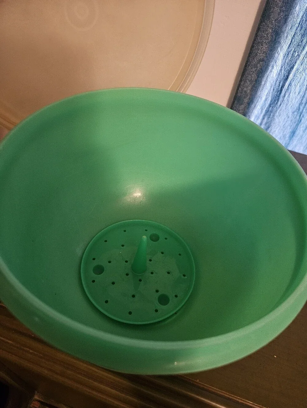 VINTAGE * Tupperware Lettuce Keeper * 1424-4 w/ LID & Spike
